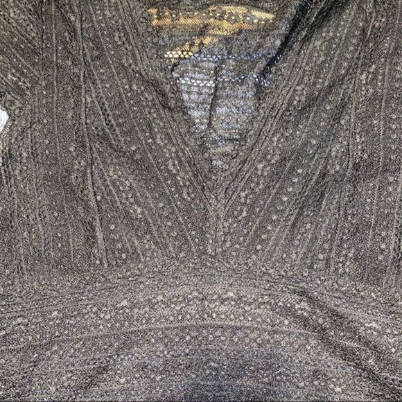 Banana Republic lace sheer cap sleeve V-neck top - Picture 5 of 6